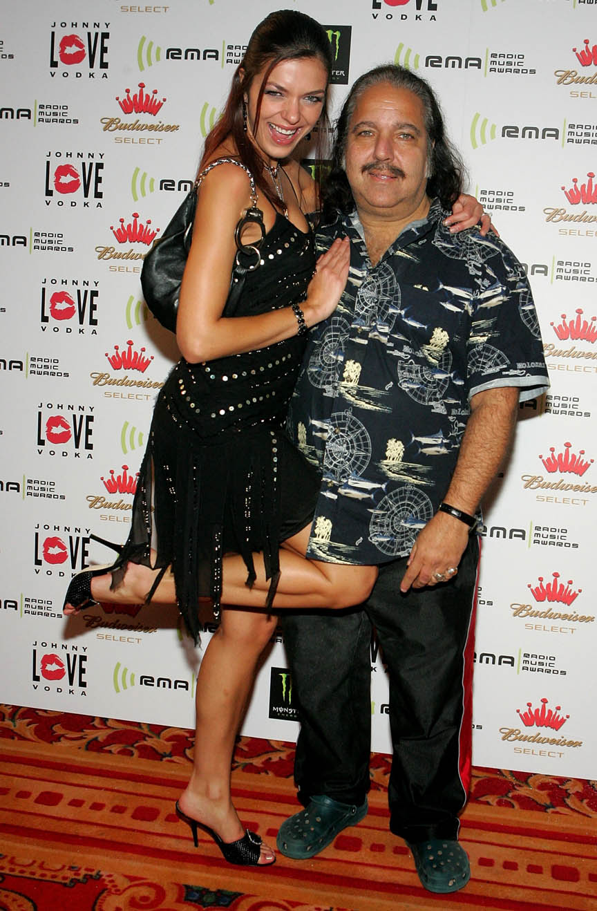 Yes, that's Superhottie Adrianne Curry and late night Legend Ron Jeremy.  Uhmmm... could I get Adrianne Curry to rub her knee on my crotch too?  Please?